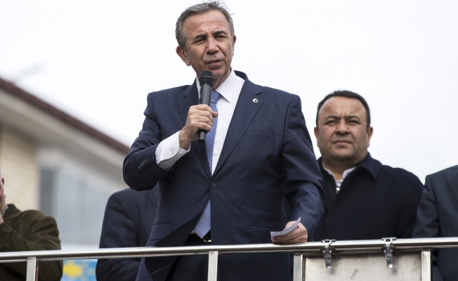 Mansur Yavaş Ulus'taki Atatürk heykelini temizletti
