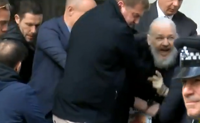 İngiliz polisi Assange'ı gözaltına aldı