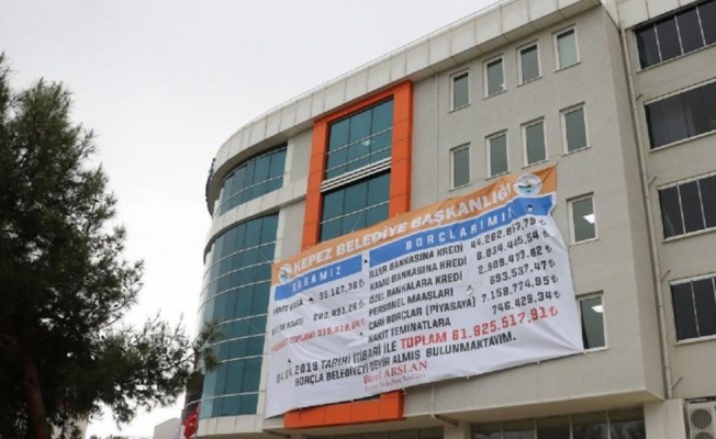Borç afişi başkanlar arasında kriz çıkardı