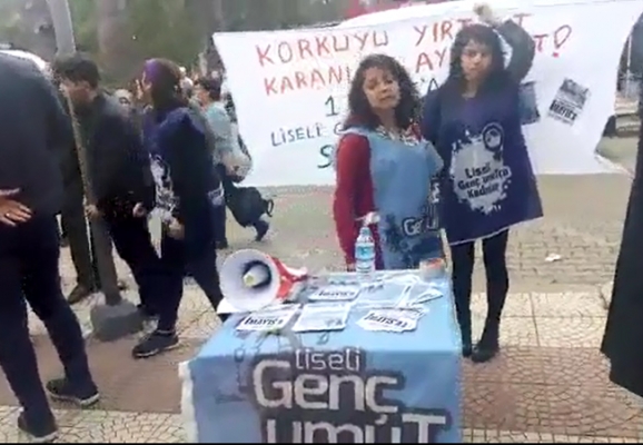 Liseliler 1 Mayıs pankartını indirmek isteyen polisi kovdu: Gidin Ensarcı tecavüzcüleri tutuklayın