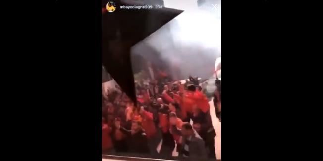Galatasaraylı Sinan Gümüş'ten, otobüsün önünü kesen taraftara: Hepsi Suriyeli yemin ediyorum