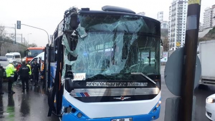 Halk otobüsü kaza yaptı: Çok sayıda yaralı var