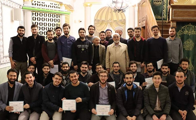 Cerrahpaşa öğrencileri, mezuniyet törenini camide yaptı