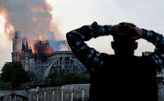 İşte Notre Dame'ın çan kulesinin yıkıldığı an!