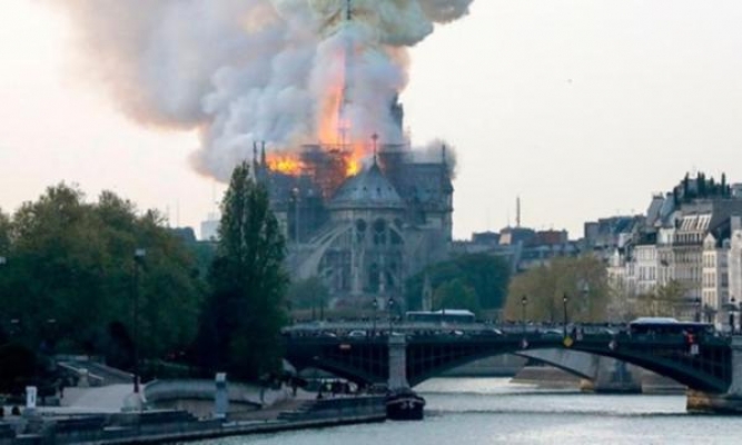 Notre Dame Katedrali'nde çıkan yangın söndürülemiyor