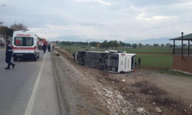 Öğrencileri taşıyan otobüs devrildi: Yaralılar var