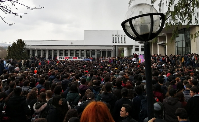 Binlerce öğrenci Rektörlük önünde: 'Devrimsiz Şenlik Olmaz'