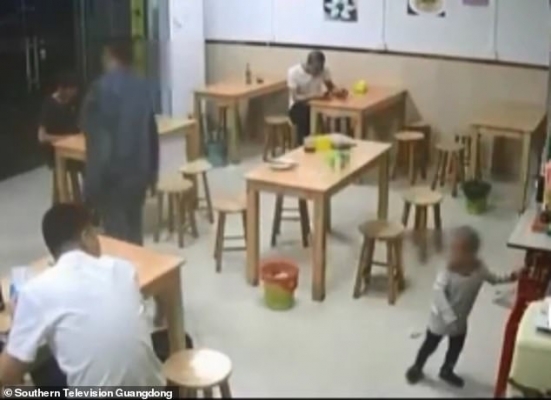 Yemek için 2 yaşındaki çocuğunu rehin bıraktı
