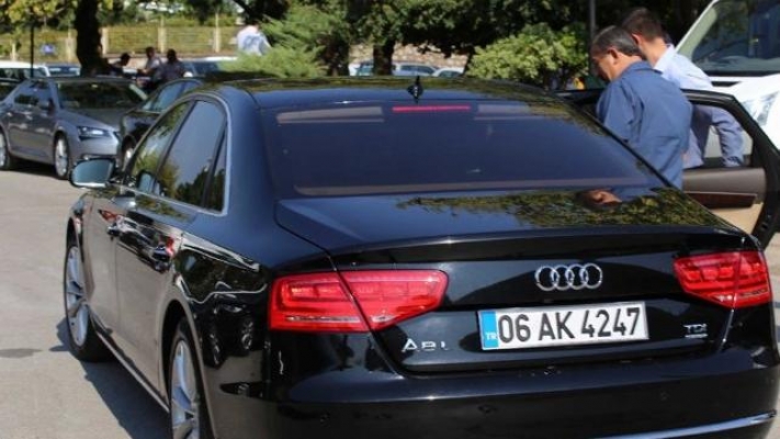 Başkanlar gitti: Milyonluk araçları boşta kaldı