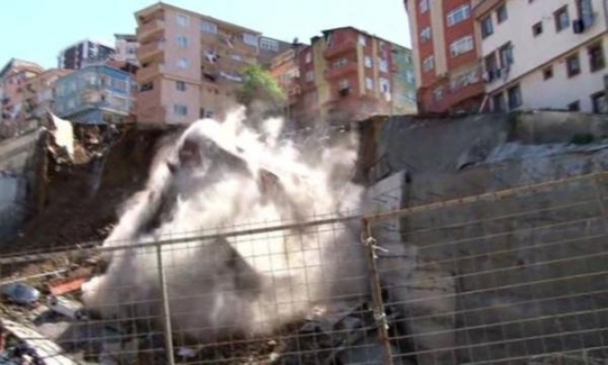 Kağıthane'de bina çöktü