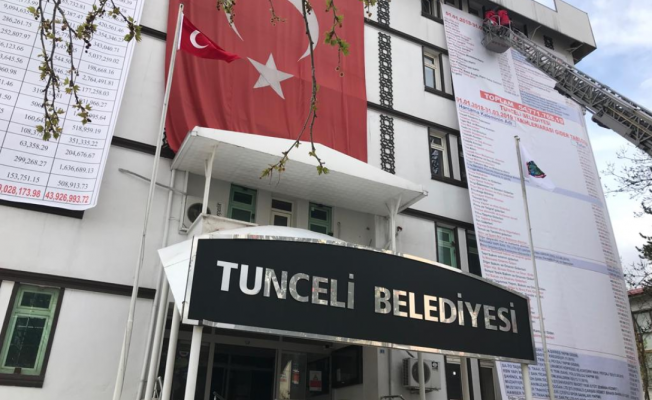 Komünist Başkan Maçoğlu, gelir-gider tablosunu belediye binasına astı
