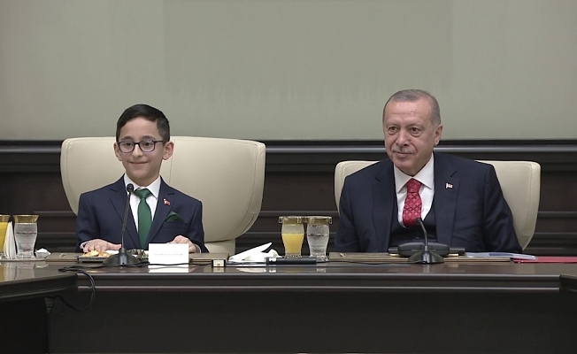 Cumhurbaşkanlığı koltuğuna oturan Sözeyataroğlu'ndan Erdoğan'a ders niteliğinde yanıt