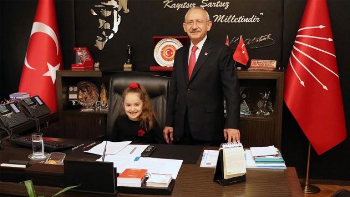 Kılıçdaroğlu, koltuğunu şehit çocuğuna devretti