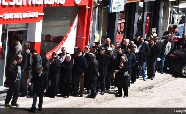 Sivas'ta ucuz et kuyruğu oluştu