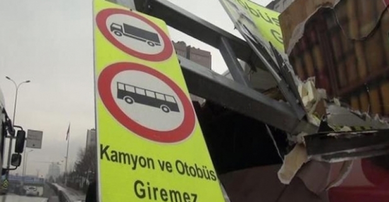 Beylikdüzü'nde 'Otobüs ve kamyon giremez' tabelasına kamyon çarptı!