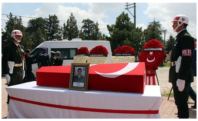 Tatbikatta yaşamını yitiren Uzman Çavuş son yolculuğuna uğurlandı