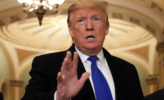 Trump'a telefon fırlattılar