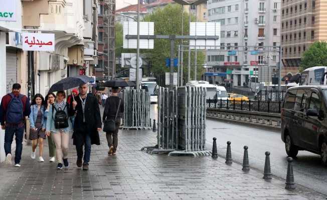 1 Mayıs öncesi Taksim Meydanı'na polis bariyerleri getirildi