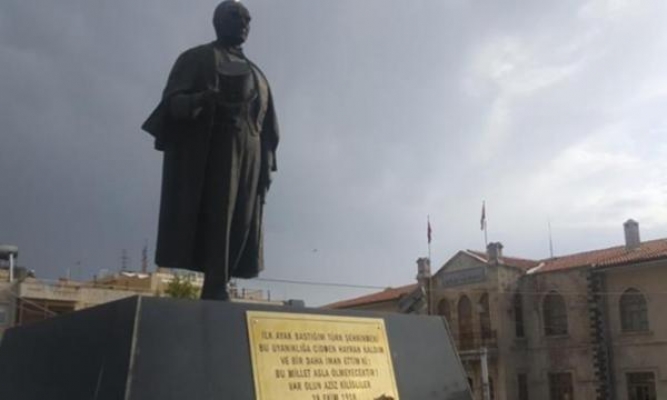 Atatürk heykeline çirkin saldırı