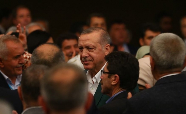 Erdoğan'dan başkanlara talimat: Yeni borçlara girmeyin, korumayla gezmeyin