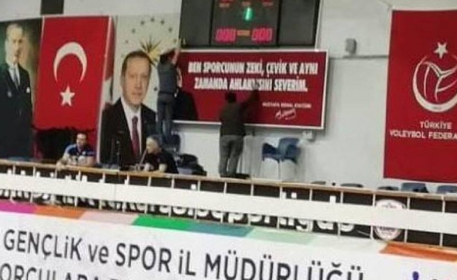Atatürk'ü indirip yerine Erdoğan'ı astılar