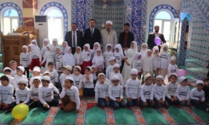 Türbanlı takkeli çocuklar