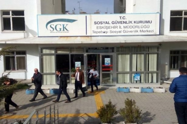 SGK işçilerin can güvenliğinin olmadığı binada hizmet veriyor!