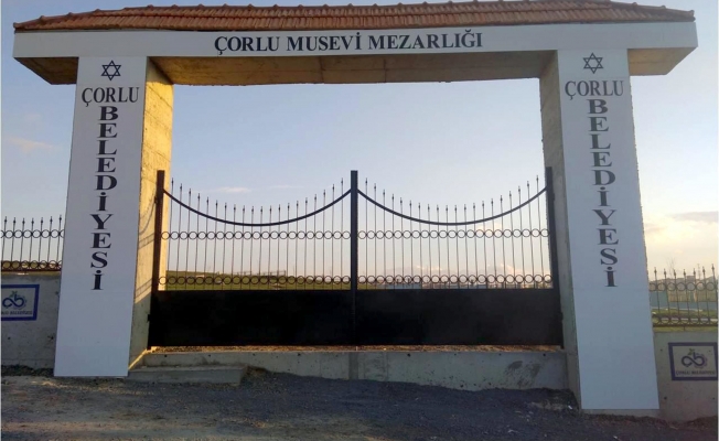 Mezarlığın kapısını çaldılar