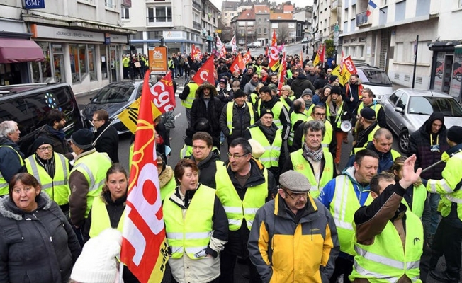 Fransa'da 1 Mayıs: Sarı Yelekliler'e polis saldırdı