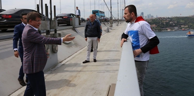 Bir garip girişim! AKP logolu intihar girişiminde Davutoğlu ortaya çıktı