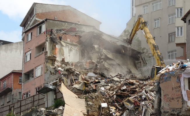 Kağıthane'de hasarlı binaların yıkımına başlandı