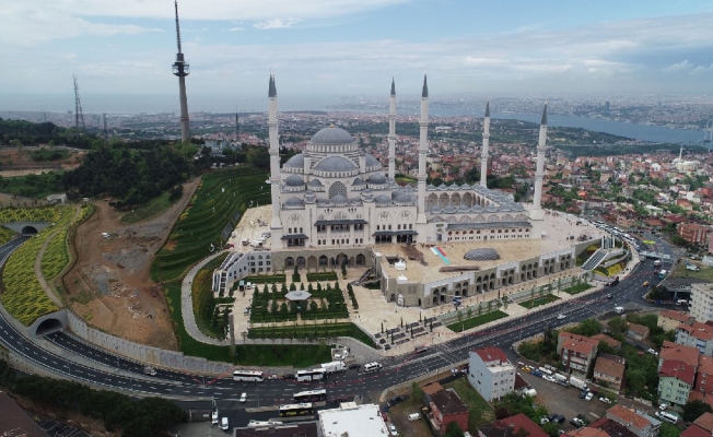 Tartışmalara konu olan Çamlıca Camii bugün açılıyor
