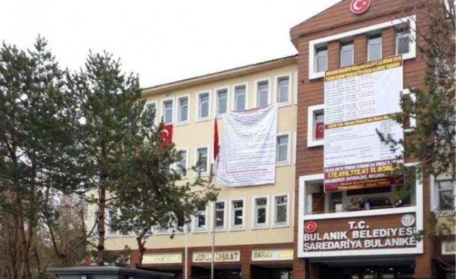 Belediye binasına asılan 'borç bilgilendirme afişi' yasa dışı denilip söküldü