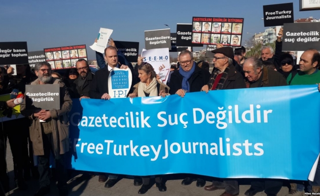 'En çok tutuklu gazetecinin olduğu bir ülkenin yurttaşı olmaktan utanıyorum'