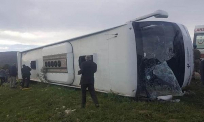 Yolcu otobüsü devrildi: 7 ölü, 30 yaralı!