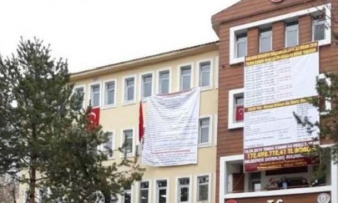 Kayyum, borç bilgilendirme afişini indirtti