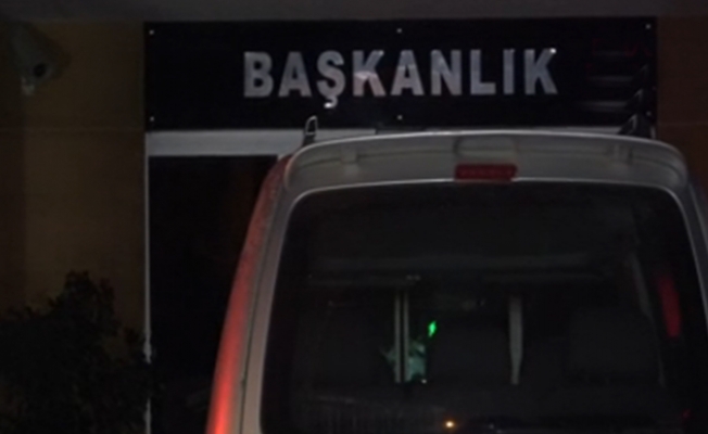 Alkollü sürücü, aracını başkanlık makamının önüne park etti