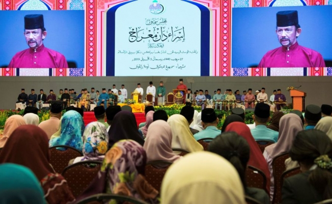 Brunei, eşcinsel ilişkiye getirdiği recm cezasını erteledi
