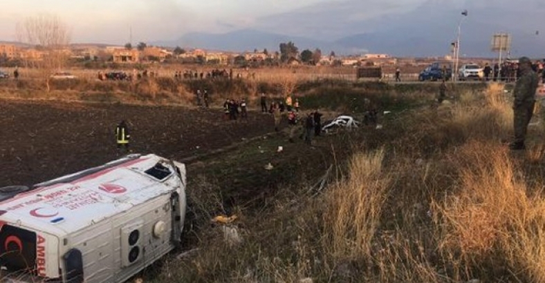 Ambulansla otomobil çarpıştı: 5 ölü, 2 yaralı