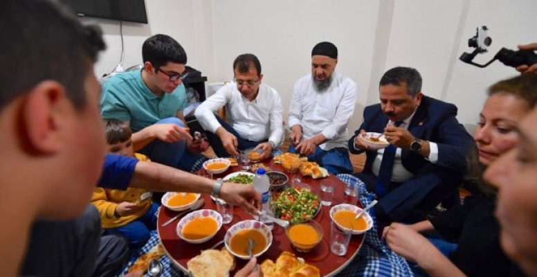 Ekrem İmamoğlu, 'Sen utanma, biz utanalım' dediği Cebrail'le iftar yaptı