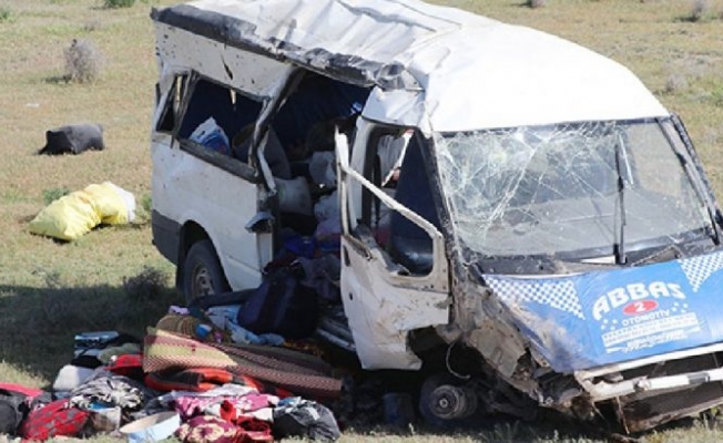 Yine işçi servisi devrildi: 13 yaralı