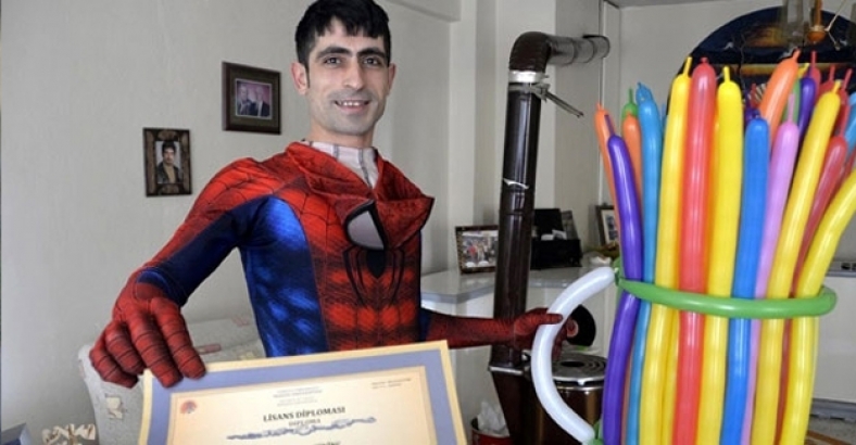 Mühendislik okudu, iş bulamadı, Örümcek Adam kostümüyle balon satıyor!