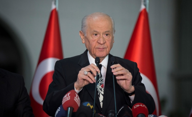 Şalvarını giydi, kasketini taktı... Bahçeli'den ilginç 19 Mayıs kutlaması