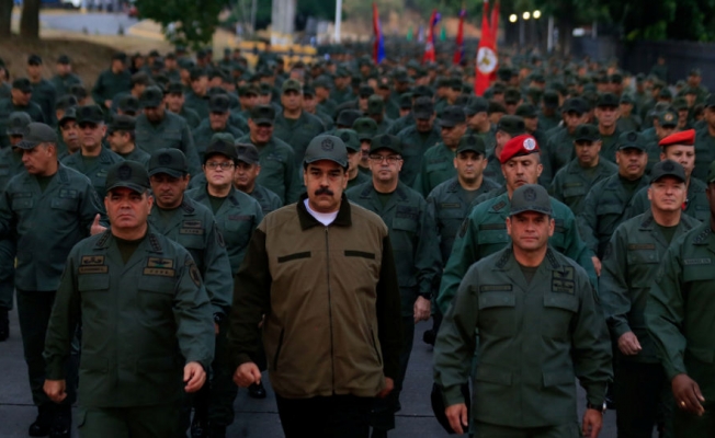 Venezuelalı askerlerden ABD’ye: Ellerimizde silahlarımızla bekliyoruz