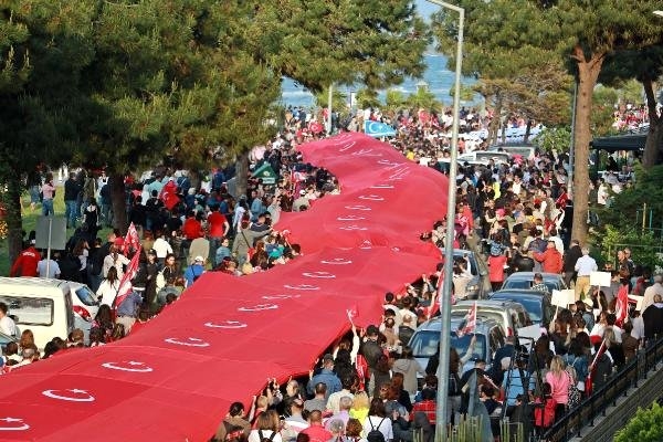1919 metre uzunluğundaki bayrakla yürüdüler