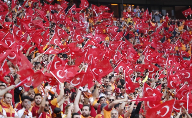 TT Arena'da Mustafa Kemal sloganları