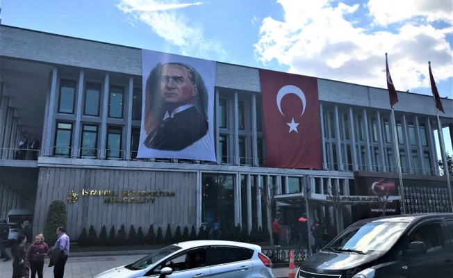 Kim bunlar: Türk bayrağı ve Atatürk posteri İBB binasından indirildi