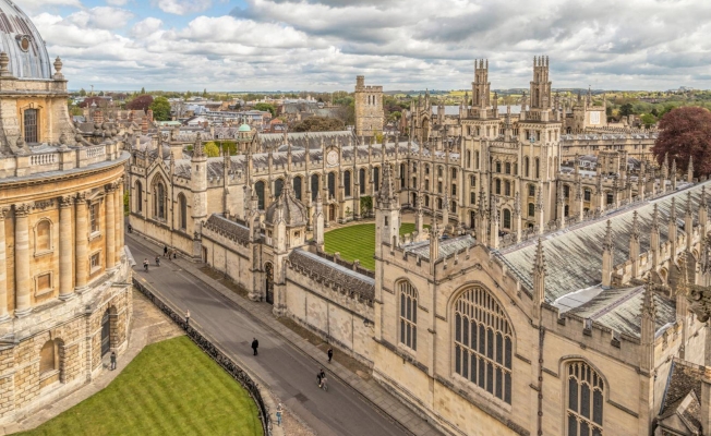 Oxford 900 yıllık tarihinde bir ilke imza attı