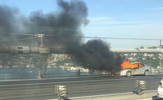 Köprüde yangın: Otomobilden alevler yükseldi