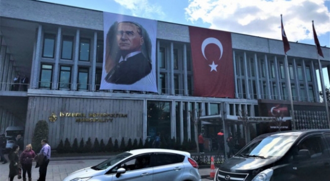 Atatürk ve Türk bayrağını kaldıran İBB'den komik savunma
